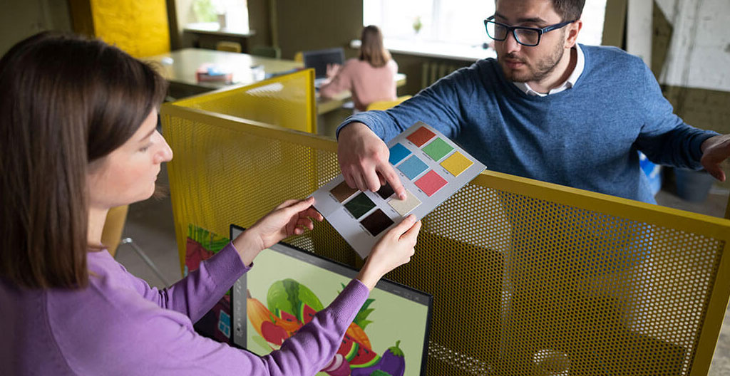 Plusieurs appareils affichant différents réseaux sociaux avec une charte graphique cohérente à travers les plateformes